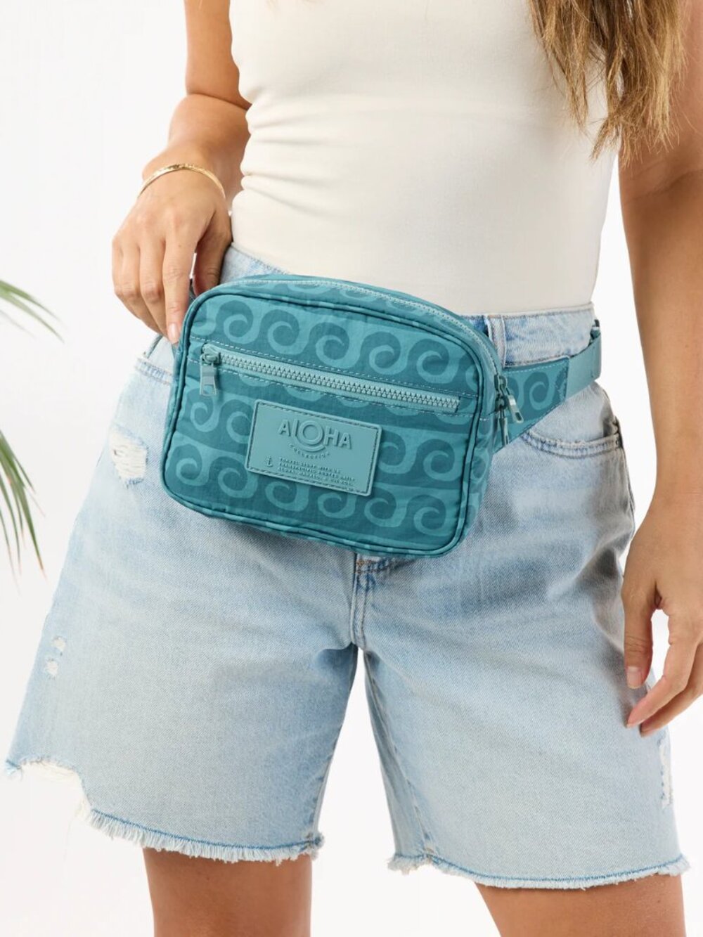 ALOHA Collection Keep It Light Hip Pack Party Wave Tide New NWT